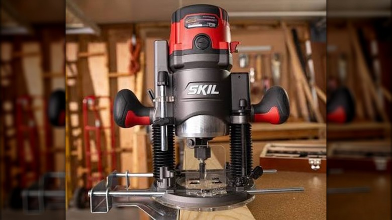 Skil router on workpiece