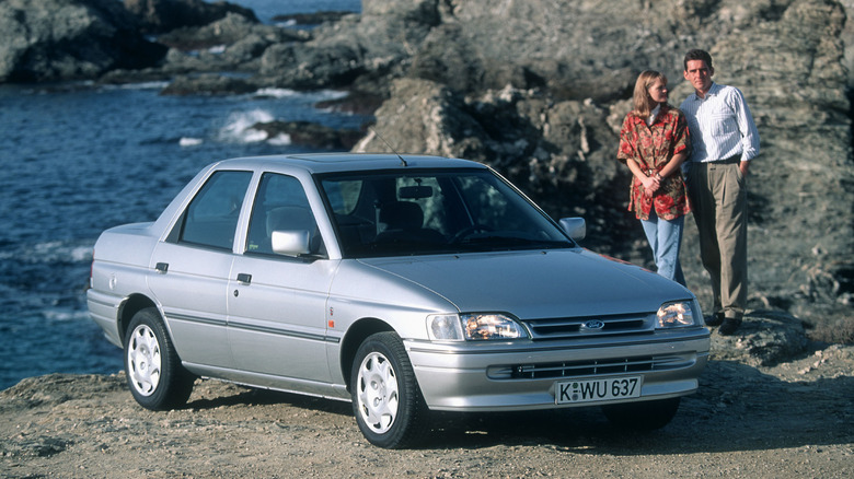 Ford Orion Mk III front 3/4 view parked on a beach