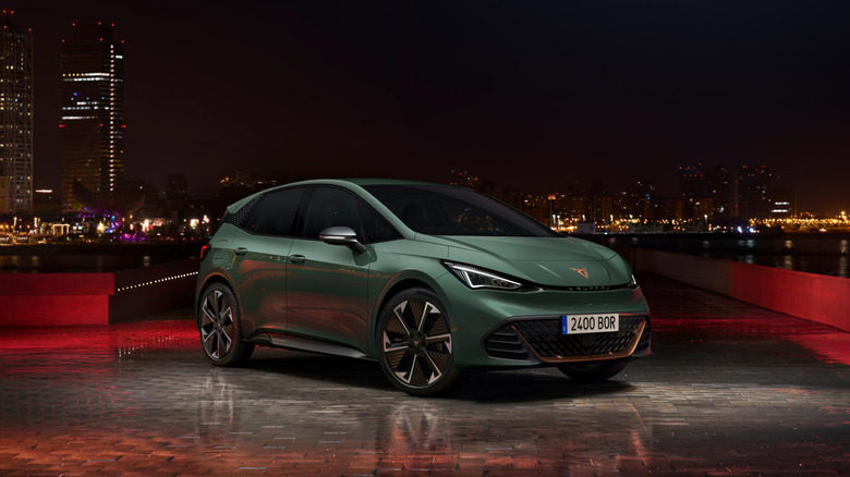 2025 Cupra Born VZ front 3/4 view