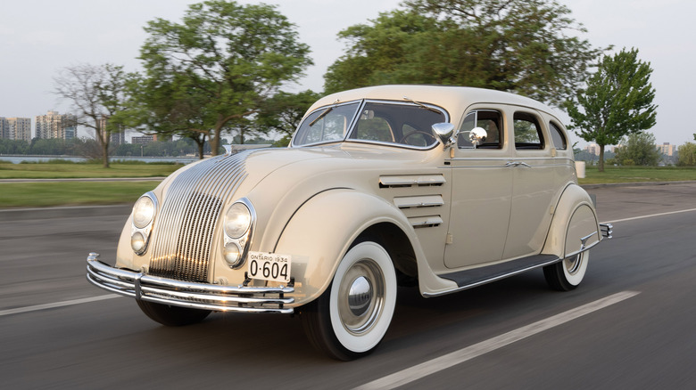1934 Chrysler Airflow front 3/4 view dynamic image