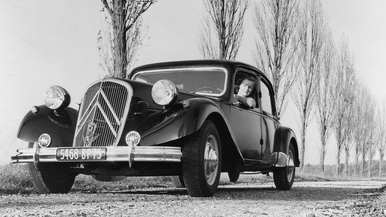 Citroën Traction Avant front 3/4 view black and white image