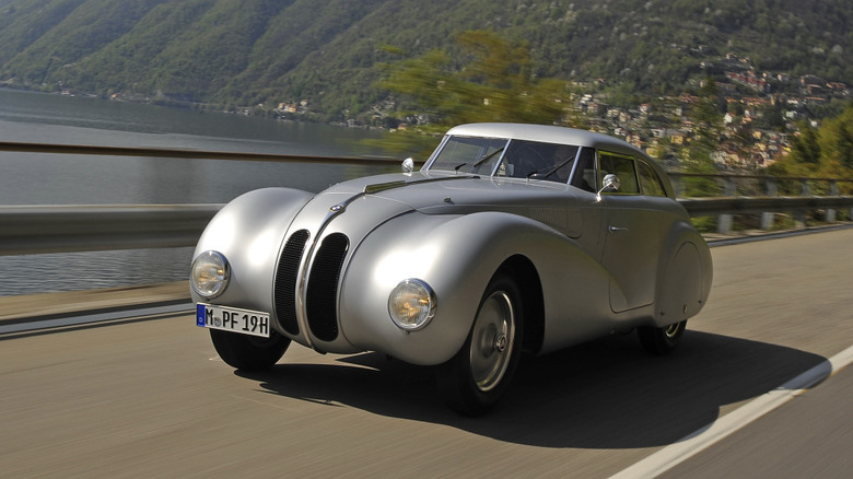 BMW 328 Coupe dynamic image front 3/4 view