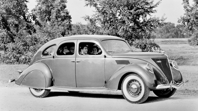 1936 Lincoln Zephyr front 3/4 view