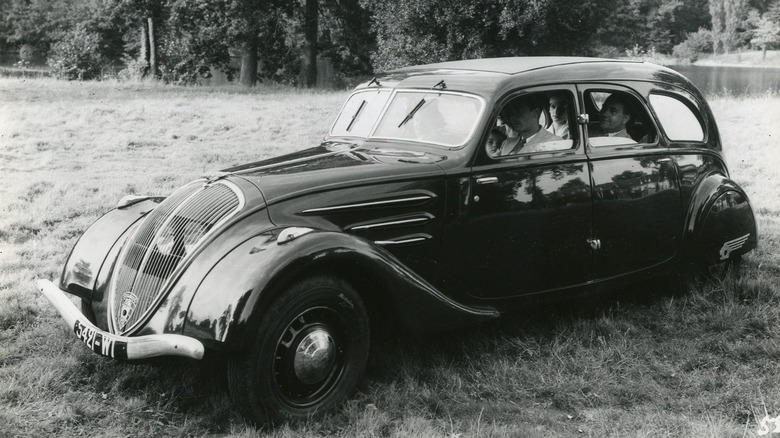 Peugeot 402 front 3/4 view black and white image