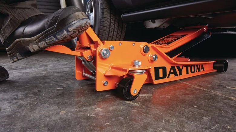 Daytona floor jack in action