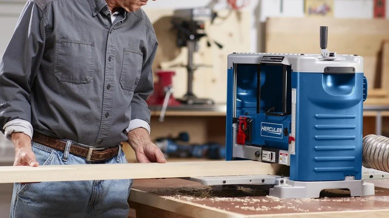 planing a board with Hercules thickness planer