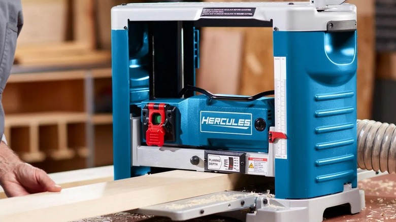 planing a board with Hercules thickness planer
