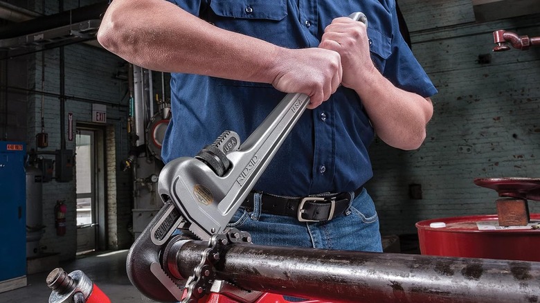 turning nut with Ridgid pipe wrench