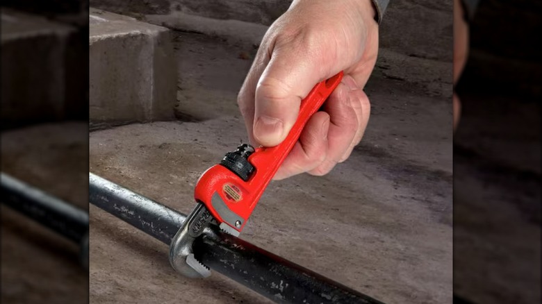grabbing pipe with Ridgid pipe wrench