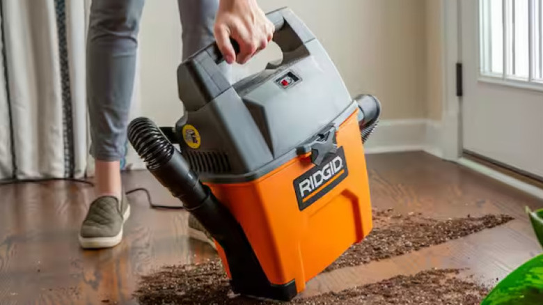 Man using Ridgid 3-Gallon Shop Vacuum to clean vehicle