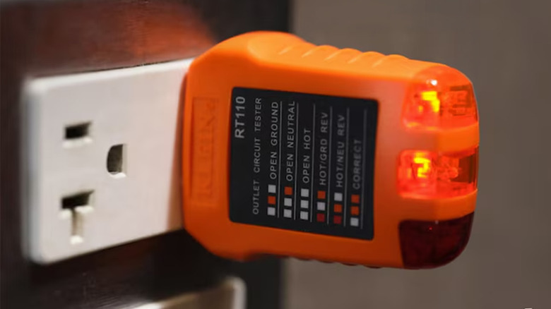 A Klein Tools outlet tester showing a correct outlet.