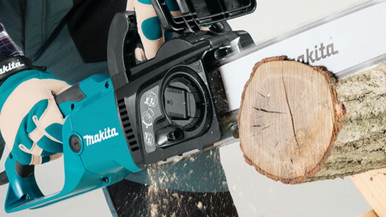cutting log with Makita chainsaw