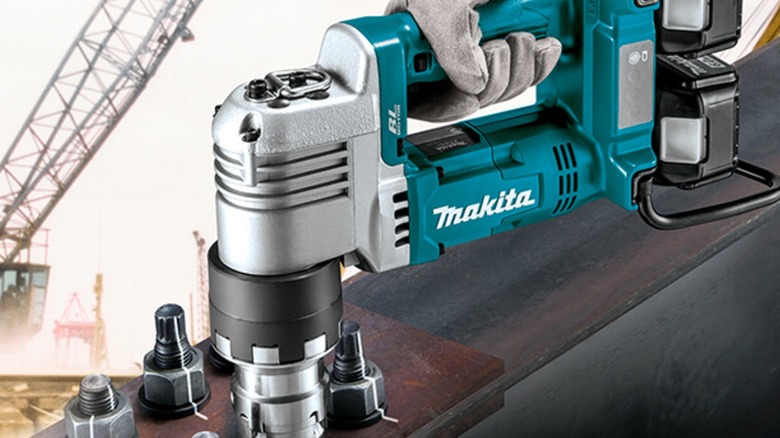 loosening bolt with Makita sheer wrench