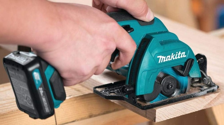 Makita SH02R1 Circular Saw Kit