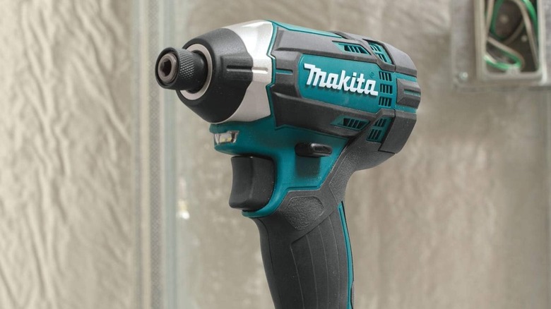 Closeup of Makita CT225SYX drill head