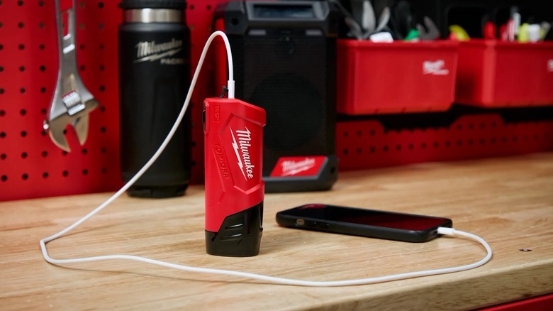 Milwaukee TOP-OFF charging cell phone