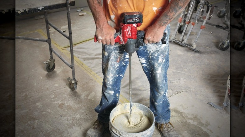 Mixing a thick mixture with Milwaukee mud mixer
