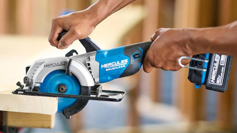 Side profile of the Hercules compact circular saw
