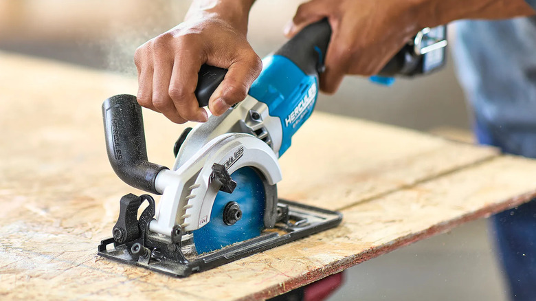 Hercules compact circular saw in action