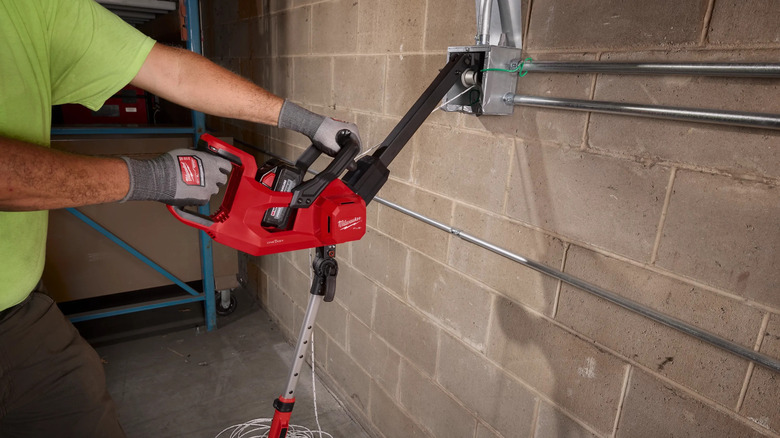 Milwaukee M18 Fuel 1K wire puller in action