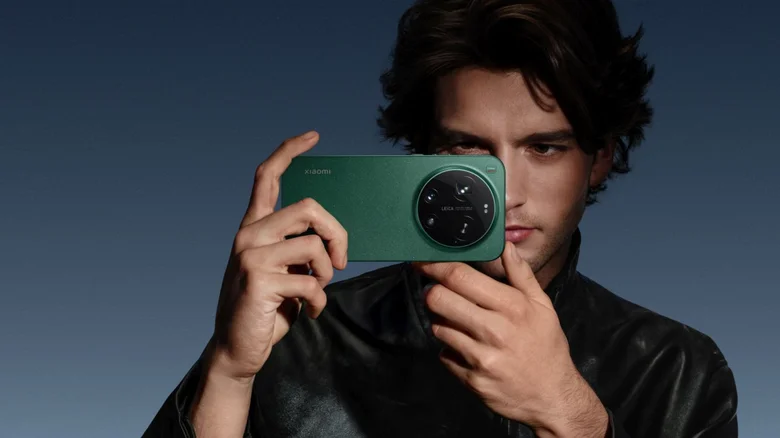 A person taking a picture with the Xiaomi 17 Ultra