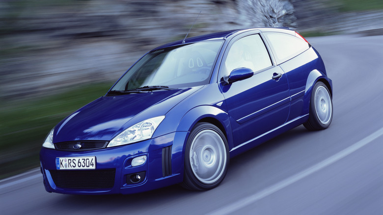 Ford Focus RS Mk1 cornering at speed front 3/4 view