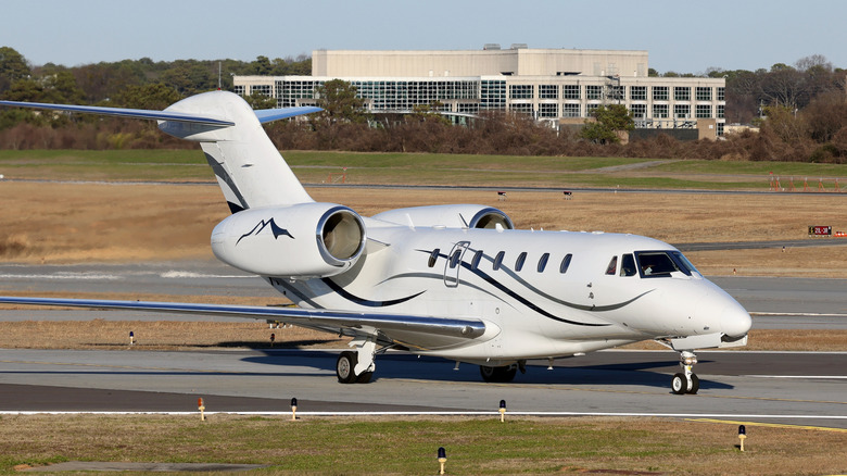 Aircraft on the runway of the DeKalb-Peachtree Airport, Atlanta