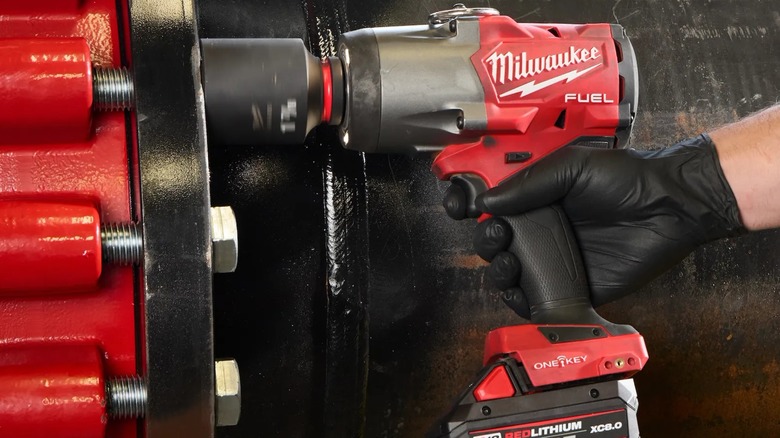 fastening bolts with Milwaukee impact wrench