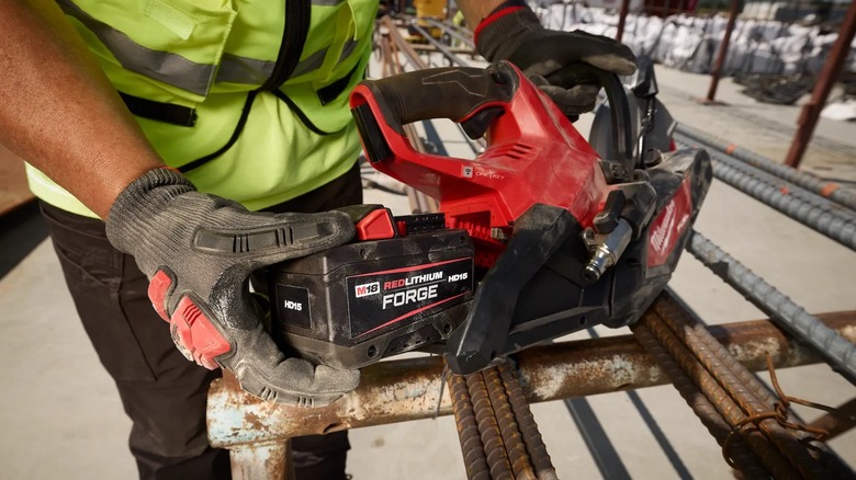 installing HD15 battery in a tool
