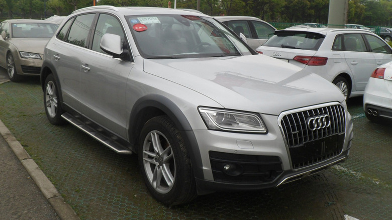 A silver 2015 Audi Q5 on a dealership lot