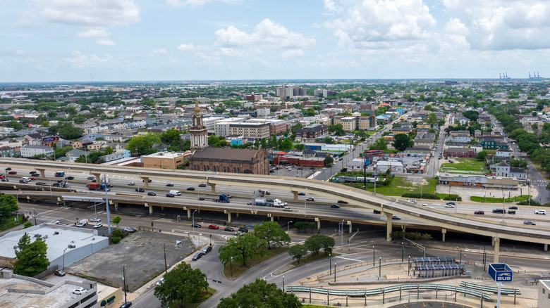 Vehicles driving on freeway in Lousiana