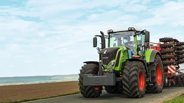 A green Fendt 800 Vario