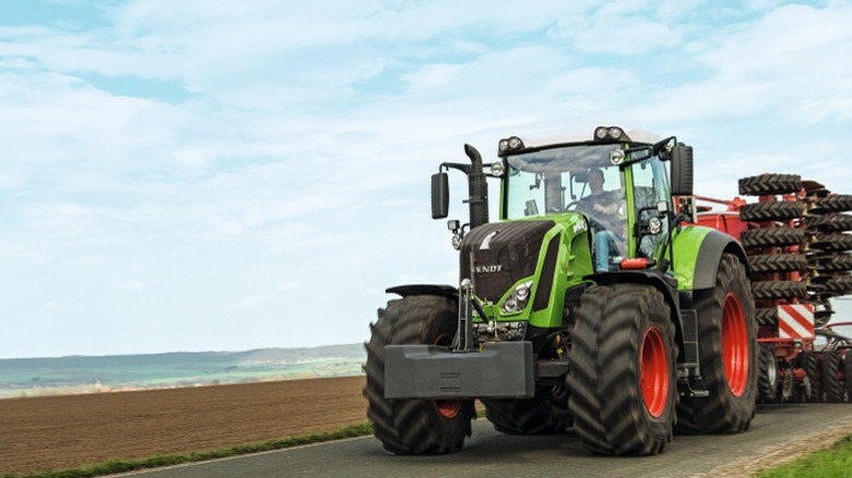 A green Fendt 800 Vario