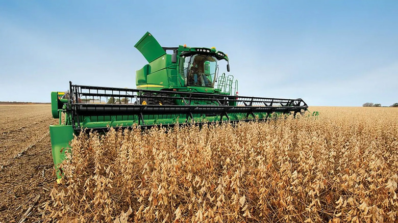 A John Deere S760 combine harvesting wheat