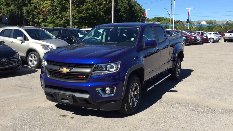 A front end shot of a blue 2016 Chevrolet Colorado