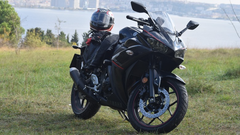 A red-black color Yamaha YZF-R25 in Istanbul, Turkey