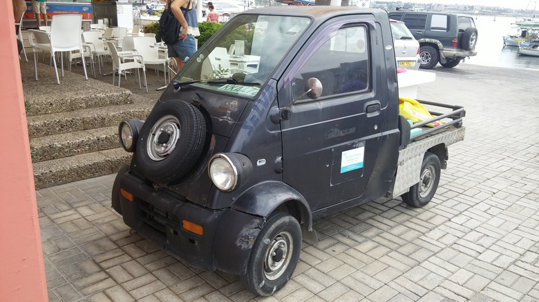 Daihatsu Midget II in rough shape