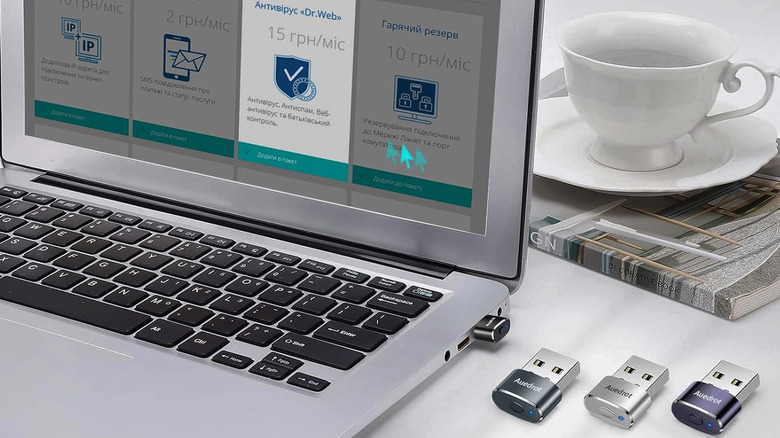 An AUEDROT Mouse Jiggler plugged into a MaBook.