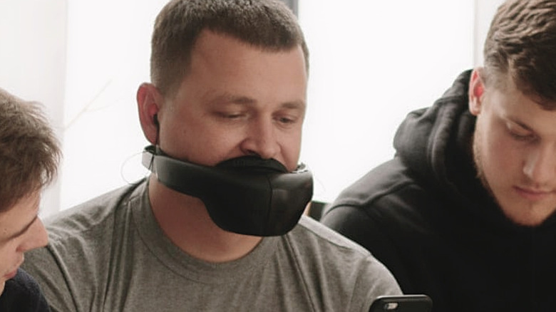 A man wearing the Hushme voice-muting mask.