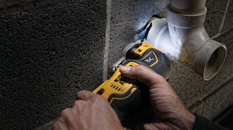 Oscillating multi-tool cutting pipe