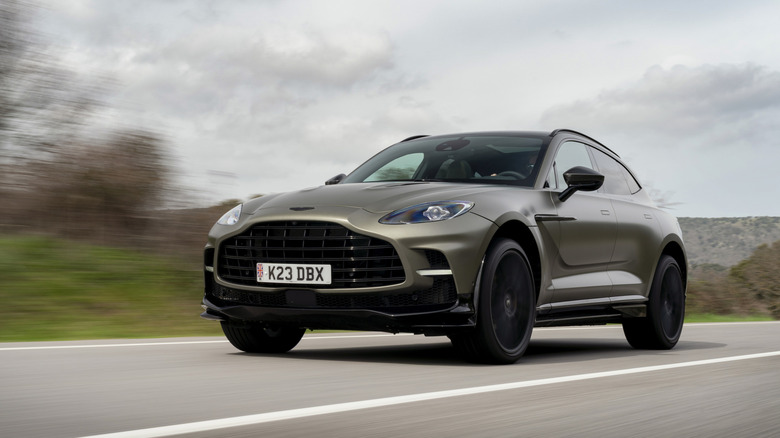 2025 Aston Martin DBX707 front 3/4 dynamic image