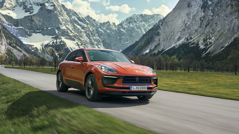 2025 Porsche Macan S dynamic image front 3/4 view
