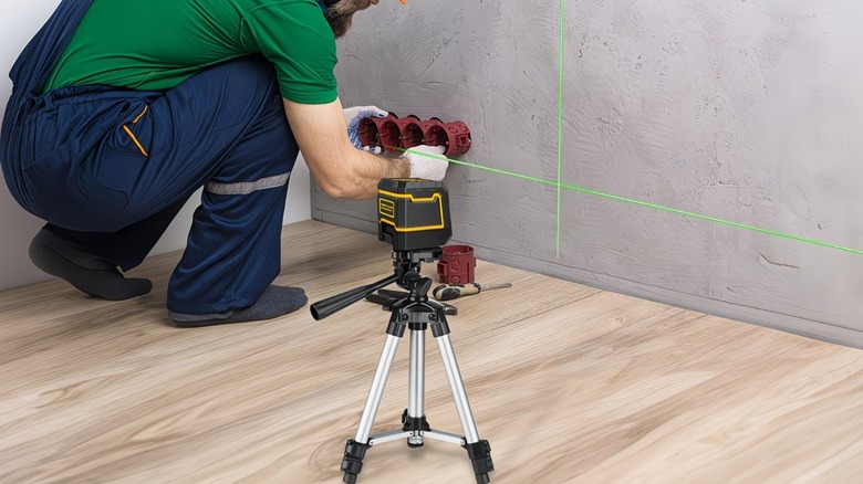 Self-leveling laser level
