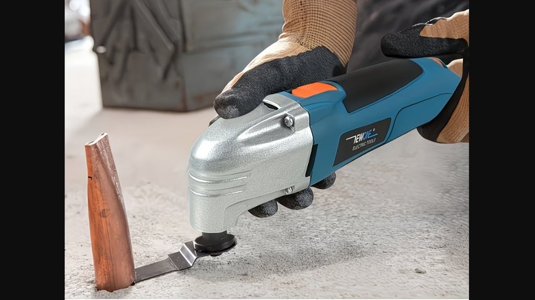 Oscillating multi-tool cutting pipe