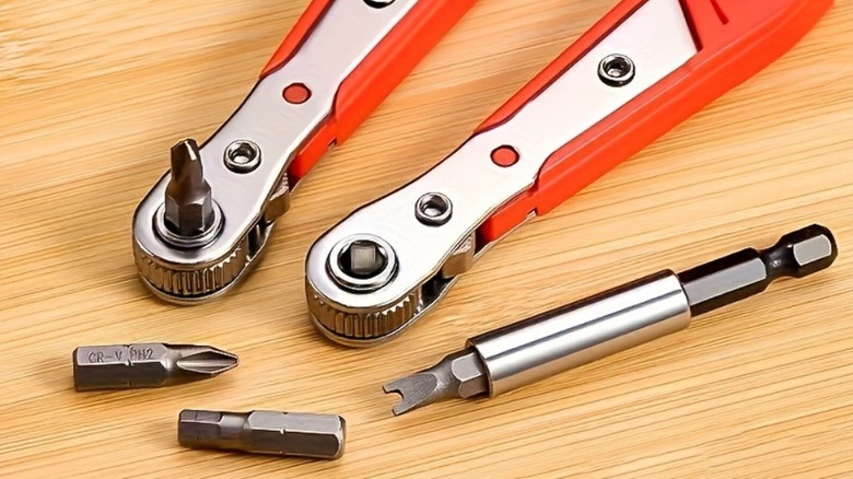 Right angle screwdrivers