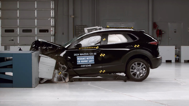 IIHS crash test of the 2024 Mazda CX-30