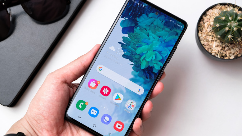 Weather widget on a clean Android home page 