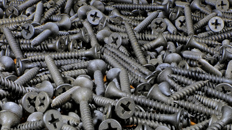 A pile of loose Phillips screws