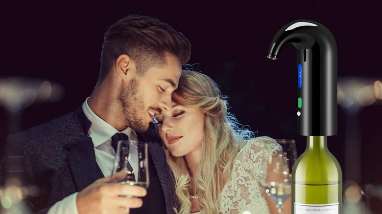 Higfra wine aerator with partygoers