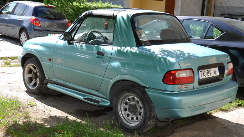 Suzuki X-90 at the roadside